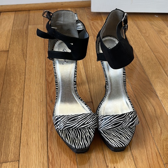 Qupid Platform Zebra Heels Size 9 - Picture 9 of 9